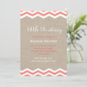 Koraal Chevrons op Burlap Birthday Invitation Kaart (Staand voorkant)
