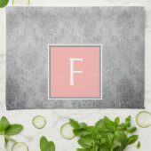 Koraal  Damask Monogram Handdoek (Gevouwen)