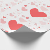 Koraal en blos verspreide harten cadeaupapier (Hoek)