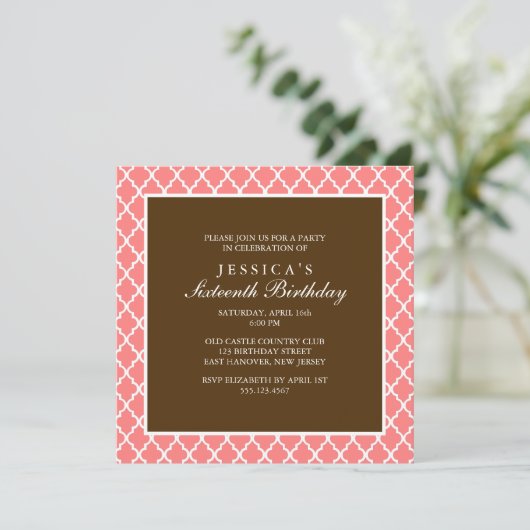 Koraal en bruin Elegant Quatrefoil Birthday Kaart (Staand voorkant)
