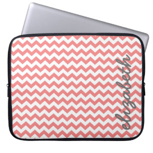 Koraal- en grijze Chevron-patroon met grote naam Laptop Sleeve