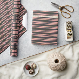 Koraal en houtskool met vijf strippen cadeaupapier