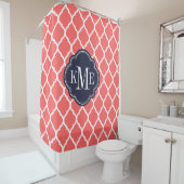 Koraal en marine Marokkaanse Quatrefoil Monogram Douchegordijn (In situ)