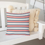 Koraal- en marineblauw-zomerstreep buitenshuis buitenkussen<br><div class="desc">Voeg een heldere en kleurrijke stijl toe aan uw geduld of zwembad met onze gestreepte buitensteentjes in een chic preppy kleurencombo. Het ontwerp biedt brede horizontale strepen in perzikkleurig zomerkoraal,  voorzien van dunner bandjes van klassiek marinblauw op een scherpe witte achtergrond. Het patroon herhaalt zich aan de achterkant.</div>