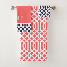 Koraal en marineblauwe traliewerkmonogram bad handdoek