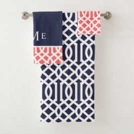 Koraal en marineblauwe traliewerkmonogram bad handdoek