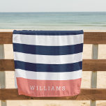 Koraal- en marinestreep gepersonaliseerd strandlaken<br><div class="desc">Preppy chic personalized strand towel in koraal en marin is voorzien van klassieke witte strepen en blauw voor de marine,  met jouw naam of een keuze uit personalisatie onderaan in vetgedrukt wit op een band van levendig koraal.</div>