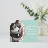 Koraal en Mint Damask Foto Wedding Save the Date Aankondigingskaart (Staand voorkant)