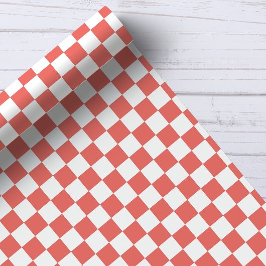 Koraal en wit dambordpatroon cadeaupapier