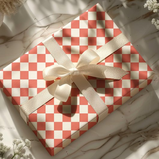 Koraal en wit schaakbordpatroon cadeaupapier