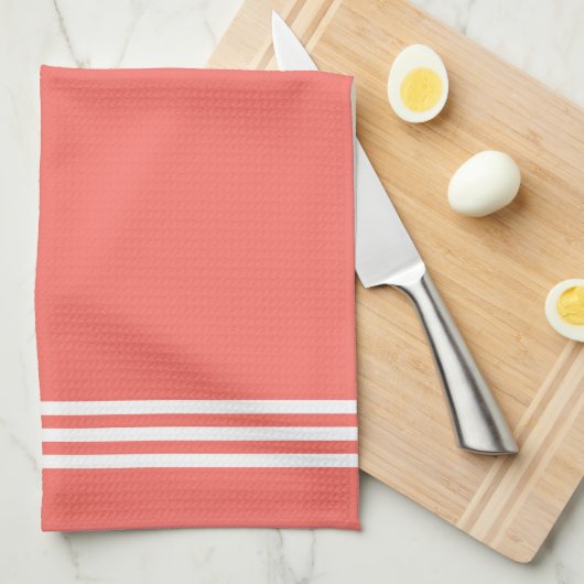 Koraal en wit, verfijnde strips en monogram theedoek (Quarter Fold)