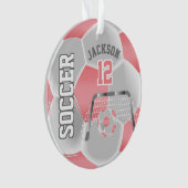 Koraal en wit Voetbal personaliseren Ornament (voorkant)