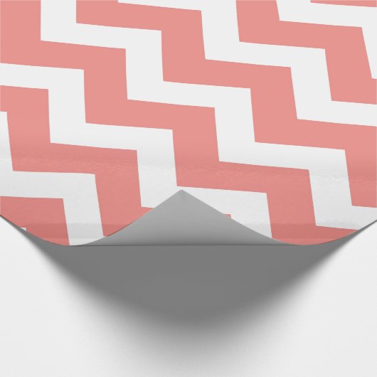 Koraal en witte Chevron Cadeaupapier (Hoek)