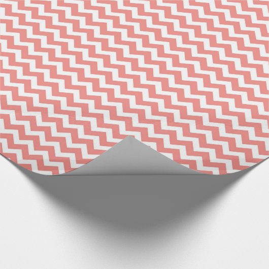 Koraal en witte Chevron Verjaardag Cadeaupapier (Hoek)