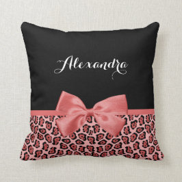 Koraal- en zwarte jaguar-printplaat met naam kussen