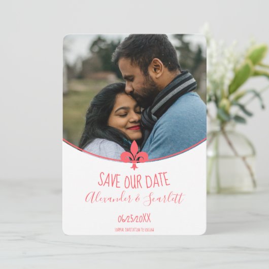 Koraal Fleur de Lis Foto Bewaar de Datum Aankondiging (Staand voorkant)