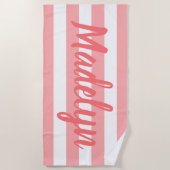 Koraal gestreepte script monogram naam strandlaken (Voorkant)