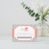 Koraal Grijs Chevron Baby shower Luier Raffle Informatiekaartje (Staand voorkant)