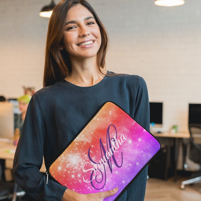 Koraal hete roze en paarse hemelse ombre monogram laptop sleeve (Customize the font style, size and color of the personalized monogram to match your personal style.)