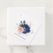 Koraal, marineblauwe en zilveren bloemige bruiloft bedankjes labels (In situ)