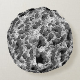 Koraal met zwarte en witte kleur rond kussen