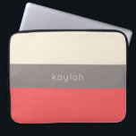 Koraal-minimalistisch kleurenblokpatroon met naam laptop sleeve<br><div class="desc">Een prachtig kleurblokpatroon met een minimalistisch aantrekkingskracht in koraal, diepe taupe en zandige beige. Een tekst sjabloon is inbegrepen voor het personaliseren van dit hoesje met jouw naam, monogram initialen of andere gewenste teksten. Beschikbaar in andere kleurencombinaties en voor een grote verscheidenheid van telefoonmodellen. Deze ontwerper ziet er uit om...</div>
