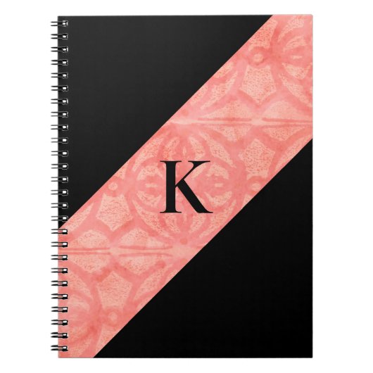 Koraal Roze Batik en Zwart Monogrammed Notitieboek (Voorkant)