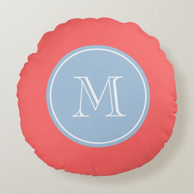 Koraal roze blauwe gepersonaliseerde monogram rond kussen (Voorkant)