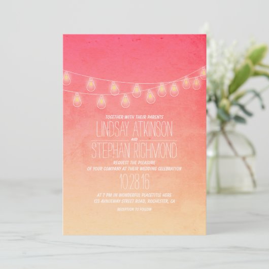 Koraal Roze Elegante String Lights Huwelijksuitnod Kaart (Staand voorkant)