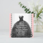 Koraal Roze en Zwarte Quinceanera Uitnodigingen (Staand voorkant)