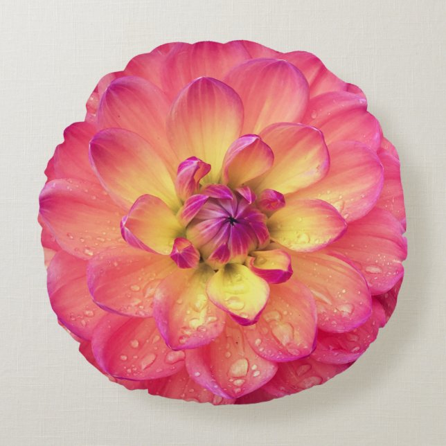 Koraal roze geel dahlia zinnia bloem rond kussen (Voorkant)