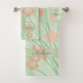 Koraal roze Groene Bloemen Lente Bloemen Monogram Bad Handdoek (Insitu)