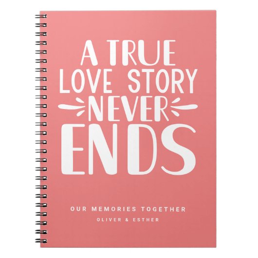 Koraal Roze Love Story Eindigt nooit Keepsake Noti Notitieboek (Voorkant)