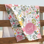Koraal Roze Waterverf Bloemen Patroon Monogram Naa Strandlaken<br><div class="desc">Chique vrouwelijke badhanddoek op maat met lente waterverf bord blush roze,  koraal,  geel,  blauw en groen handgeschilderde bloemen en bladeren. Personaliseer het met je monogram en naam in een elegant bewerkbaar script kalligrafie lettertype!             kan een  verjaardagscadeau op maat zijn voor je verloofde / vrouw / moeder / zus.</div>