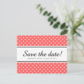 Koraal roze & witte polkadot Sla de datum briefkaa Aankondigingskaart (Staand voorkant)