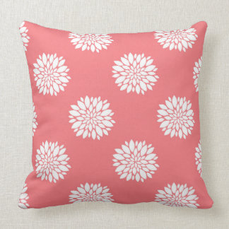 Koraal Sierkussen met witte dahlias