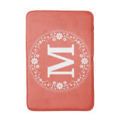 Koraal Witte Floral met eenvoudig  monogram Badmat (Voorkant Verticaal)