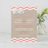 Koraal Zand Dollar & Chevron bruiloft uitnodiging (Staand voorkant)