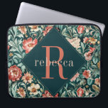 koraalbloem William Morris Monogram Laptop Sleeve<br><div class="desc">Dit eenvoudige maar elegante ontwerp heeft een elegant,  door William Morris geïnspireerd patroon in saliegroen,  perzikkoraal en bloemcrème. Bescherm uw laptop of tablet in stijl. Voeg een naam toe om het te personaliseren. Een mooi kerst- of Moederdag-cadeau. Creëer door Simply Farmhouse Press.</div>