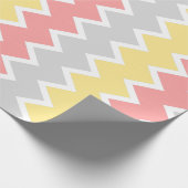 Koraalgeel en grijs chevron Verpakkingspapier Cadeaupapier (Hoek)