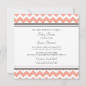 Koraalgrijze Chevron Aangepaste Baby Shower Uitnod Kaart (Achterkant)
