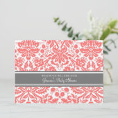 Koraalgrijze Damask Douane Babydouche Invitaties Kaart (Staand voorkant)