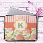 Koraalmoes voor Floral Monogram laptop Laptop Sleeve<br><div class="desc">Deze florale en gestreepte beschermhoes voor laptops is klaar voor uw persoonlijke monogram. Creëer in een  palet van koraalroze tinten en zachte groenen Kies uw grootte in de daling onderaan menu.</div>