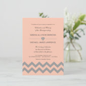Koraalpeach en grijze Chevron Wedding Invitations Kaart (Staand voorkant)