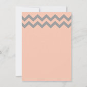 Koraalpeach en grijze Chevron Wedding Invitations Kaart (Achterkant)