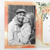 Koraalperzikbloemen, bladeren met een bloeiend win drieluik uitnodiging (Binnenzijde eerst)