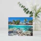 Koraalrif en een tropisch resort briefkaart (Staand voorkant)