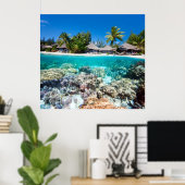 Koraalrif en een tropisch resort poster (Thuiskantoor)