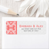 Koraalrode en witte meisjesachtige bloemdamast etiket (Insitu)