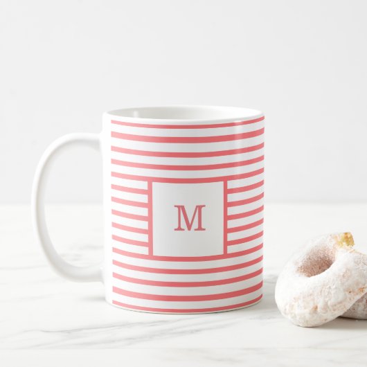 Koraalrood en witte strepen aangepaste monogram koffiemok (Met donut)